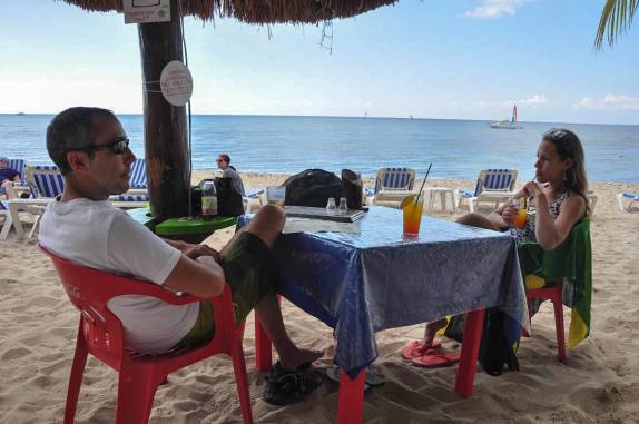 Aproveitando a vida em praia da ilha de Cozumel, no litotal de Yucatán, no sul do México